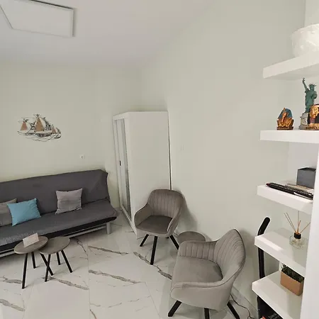 Modern Near Metro Tesalónica
